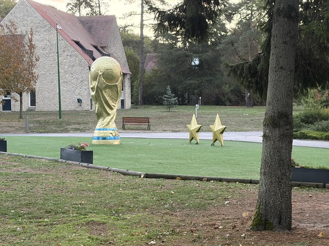 Reproduction du trophée de la Coupe du monde et deux étoiles dans le parc de Clairefontaine