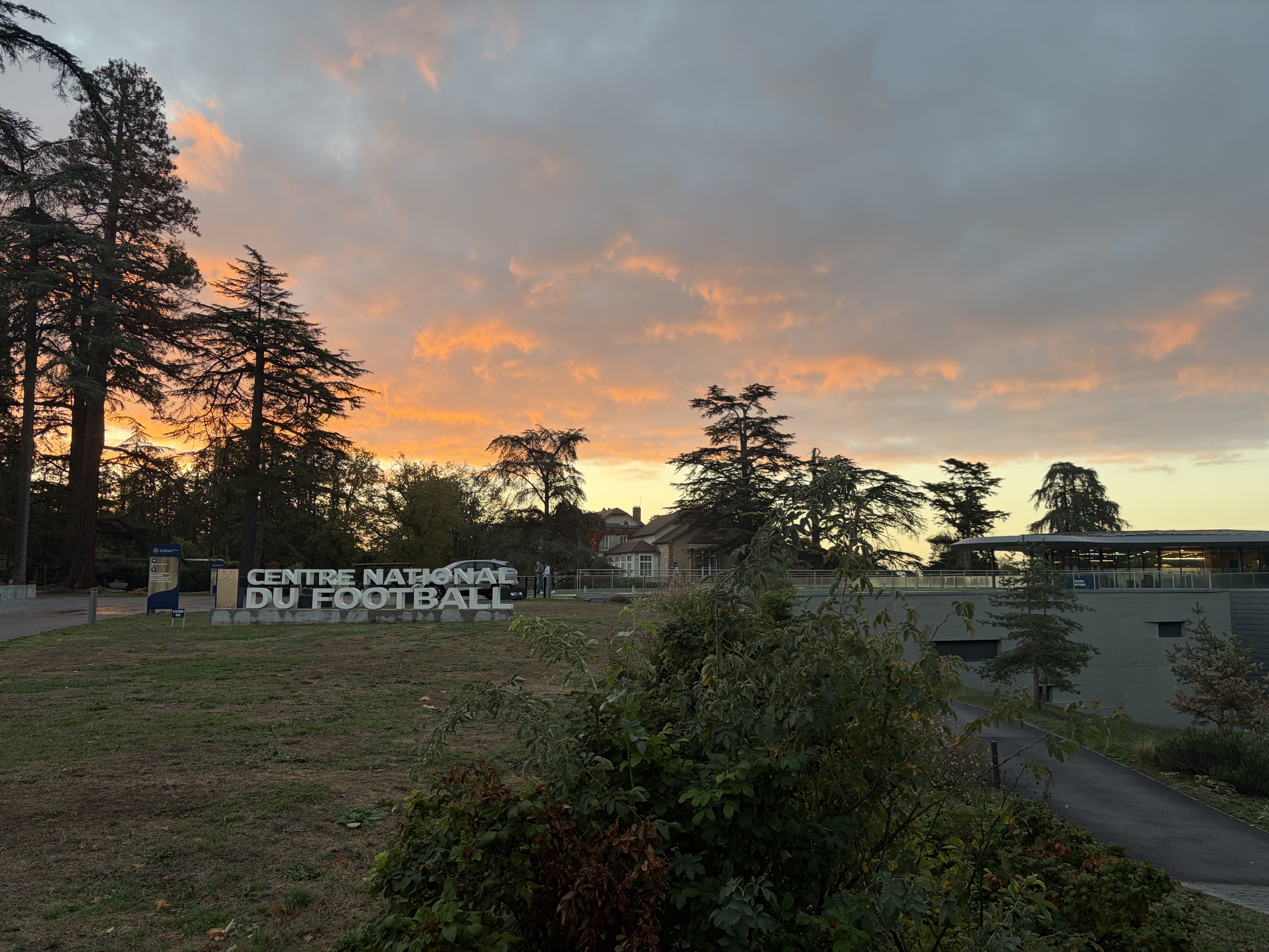 Le Centre National du Football de Clairefontaine au coucher du soleil, photographie transmise par le Dr Thibaut Noailles