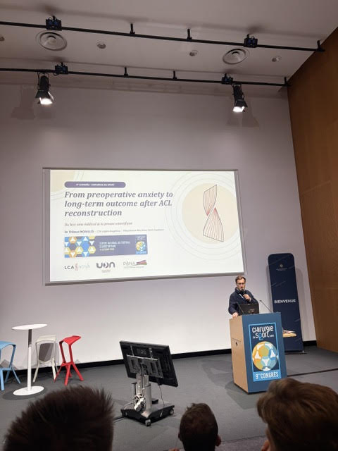 Présentation dans l’amphithéâtre avec la diapositive sur l’anxiété préopératoire et la reconstruction du LCA